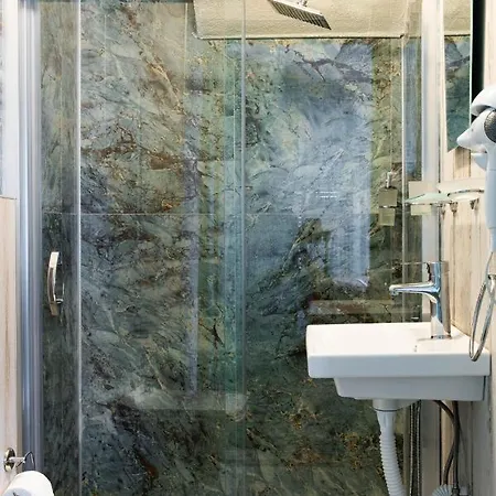 Rain And Food Μαρμαρίς